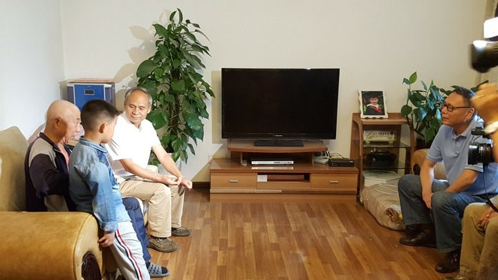 云南省总工会主席张百如到云南6008集团官方网站集团难题职工家里送温暖