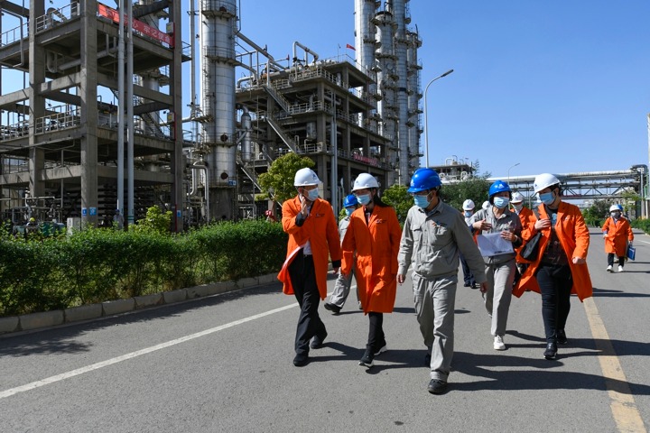 省总工会党组成员、副主席张驰一行到先锋化工调研