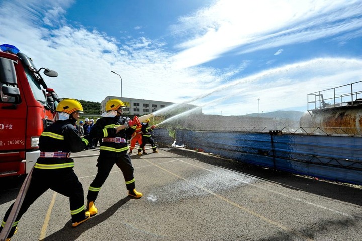 国家应急治理部消防救援局到先锋化工调研