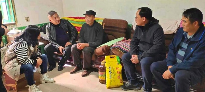 集团党委委员、、、副总司理张清一行到一平浪煤矿开展节前送温暖慰问活动