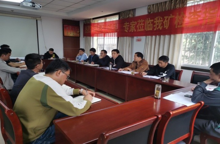 集团党委副书记、、、工会主席王鑫一行到四角地煤矿开展清静生产大排查