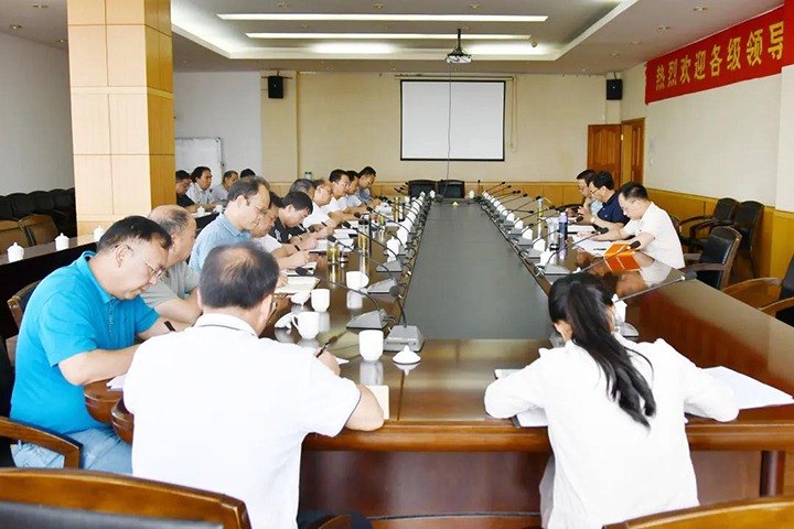 集团党委副书记、、、总司理高建嵩一行到云维集团督导调研