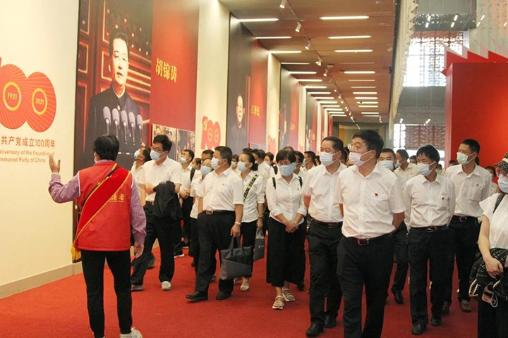 云煤（6008集团官方网站）集团党委组织宽大干部职工旅行云南省庆祝中国共产党建设100周年成绩展