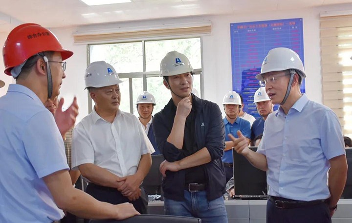 曲靖市委副书记、市长李石松一行到曲煤焦化调研