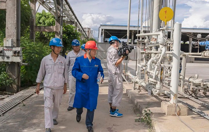 集团党委委员、、副总司理缪和星一行赴解化化工开展三季度清静环保事情检查