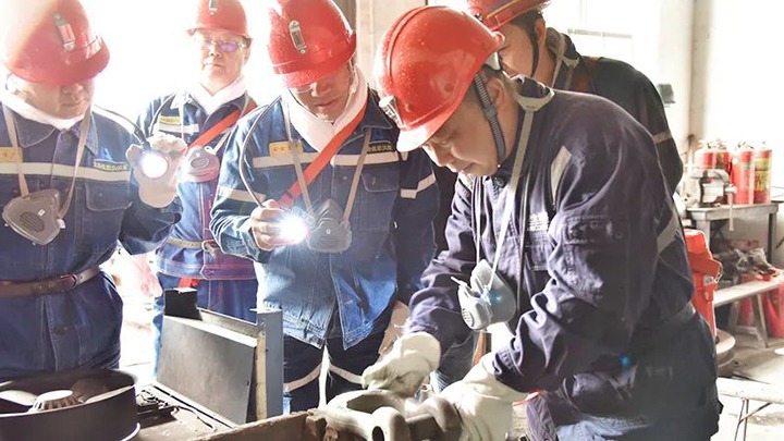 云南煤矿清静监察局党组书记、、、局长贺德安率队赴恩洪煤矿开展清静生产督导