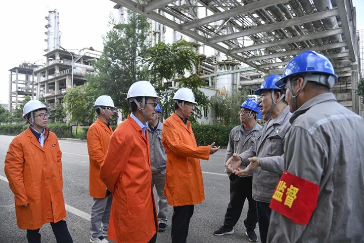 集团党委副书记、、总司理高建嵩一行赴先锋化工督导调研