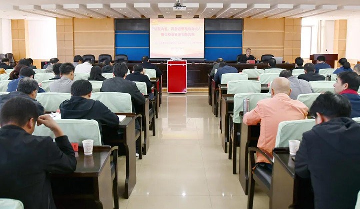 云维集团开展“以案为鉴，，，以身边事教育身边人”警示教育专题党课