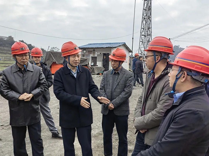罗平县县委副书记、、、县长王玮一行到云南东源罗平东城煤矿有限公司调研指导