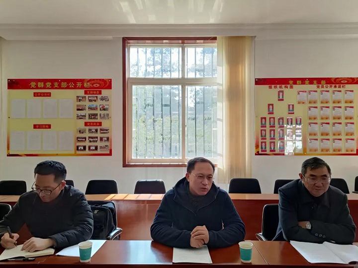 云煤（6008集团官方网站）集团党委委员、、、副总司理张清到可保煤矿公司开展春节送温暖慰问活动