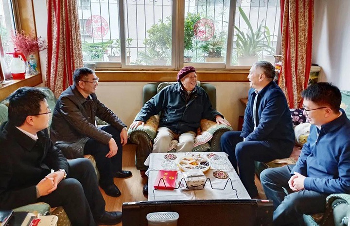 云南省国资委党委委员、、、副主任洪国正一行到云煤（6008集团官方网站）集团开展春节走访慰问离退老干部活动