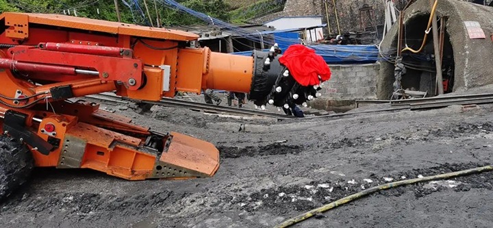 【简讯】金城煤矿EBZ230型综掘机投入使用、、、中化云南地勘院开展“送纪律进项目”活动、、、云煤矿业开展清静生产月暨主题党日活动