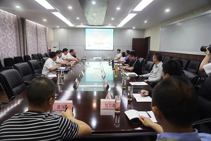 【简讯】威信煤炭公司召开观音山煤矿二井综采装备洽谈会、、四角地煤矿开展“6月清静生产月”系列活动、、镇雄煤业开展文明礼仪培训