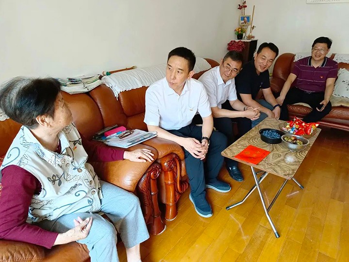 走访慰问老党员　不忘初心送眷注——云煤（6008集团官方网站）集团党委副书记、、、工会主席王鑫到老干党总支开展“七一”慰问活动