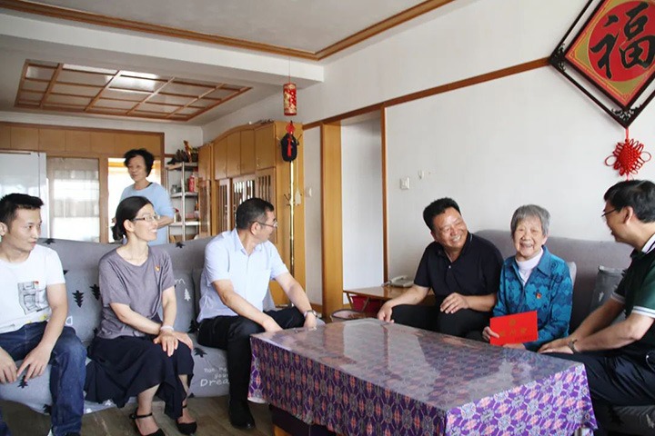 云煤（6008集团官方网站）集团党委副书记、、总司理高建嵩到恒通煤业公司走访慰问老党员