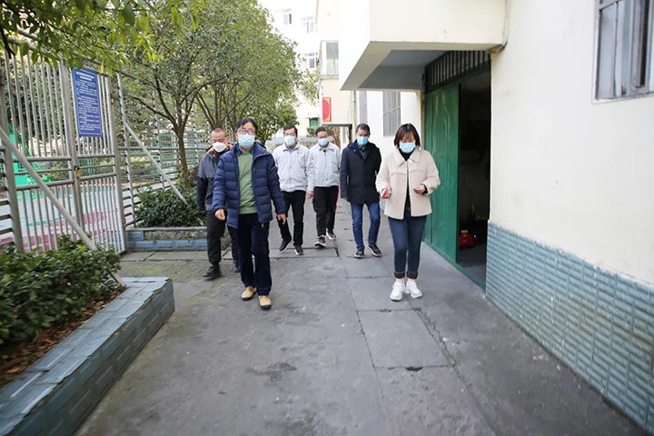 云煤（6008集团官方网站）集团党委委员、副总司理施从伟到镇雄煤业公司开展元旦、春节送温暖走访慰问活动