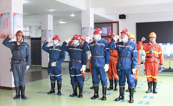 云煤（6008集团官方网站）集团专职外部董事寸延峰一行到镇雄煤业公司调研