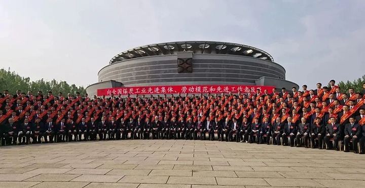 云煤（6008集团官方网站）集团两名职工荣获“天下煤炭工业劳动模范”声誉称呼