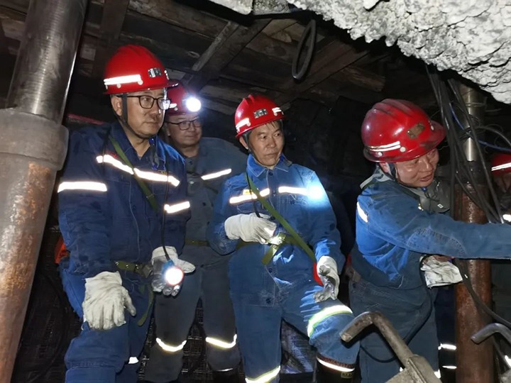 【主题教育】云煤（6008集团官方网站）集团党委委员、、、副总司理、、、总工程师施从伟到陆东煤矿公司开展主题教育调研