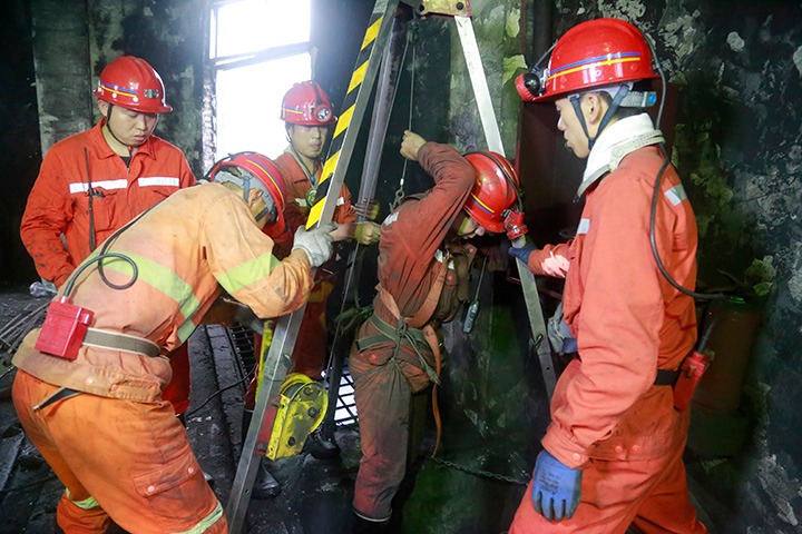 观音山煤矿驻矿中队团结一心，，，圆满完成储煤厂1号制品仓整理使命