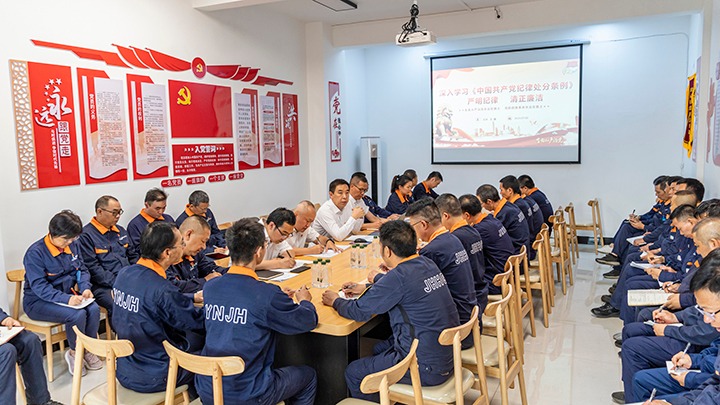 云煤集团党委副书记、、工会主席王鑫到云南解化公司氨加工厂党支部教学专题党课