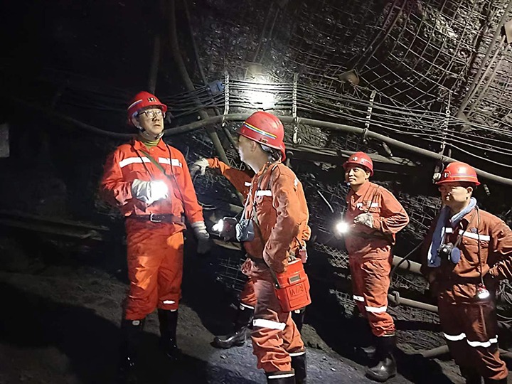 云煤集团副总司理、、总工程师施从伟到金城煤矿检查指导事情