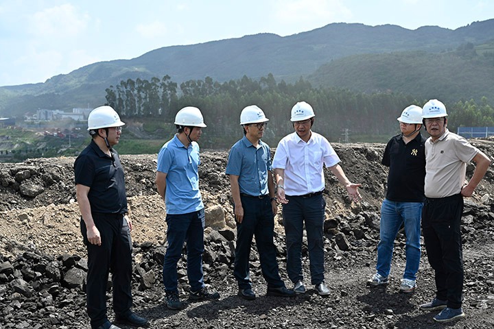 云煤集团党委委员、、、副总司理施从伟到先锋煤业检查指导清静生产事情