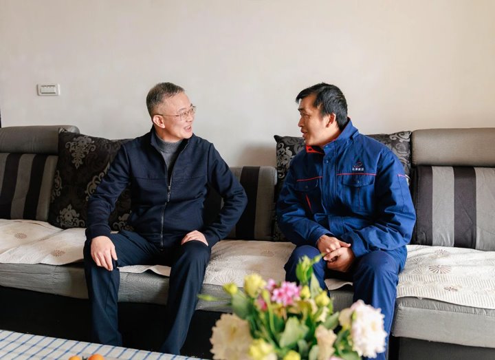 集团党委书记、、、董事长胡均到一线探望慰问难题职工、、、难题党员