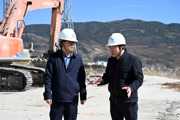 集团党委委员、、副总司理、、总工程师施从伟到先锋煤业调研清静生产事情