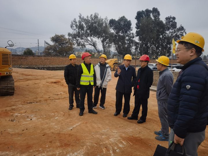 云煤集团党委委员、、、副总司理、、、总工程师施从伟到恒通煤业公司举行调研督导