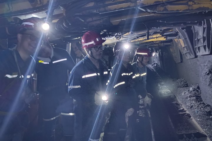 云煤集团党委委员、、、副总司理施从伟到陆东煤矿督导检查“两会”时代清静生产事情