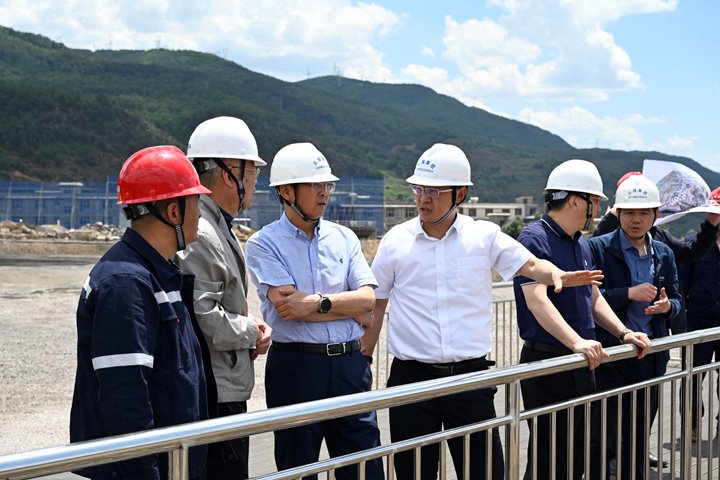 集团党委副书记、、副董事长、、总司理高建嵩一行到先锋煤业检查清静生产事情