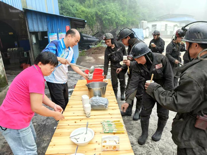 金发煤业工会开展“夏送清凉”慰问活动