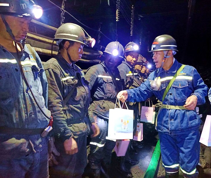 “伞”亮夏日，，“杯”暖人心——镇雄煤业工会开展夏送清凉活动